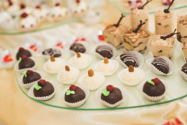 Çeşitli lezzetli tatlılar, yemek fikirleri ve kutlamalarla dolu bir büfe.