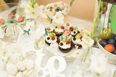 Lezzetli düğün resepsiyonu, tatlı masası.