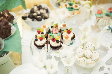 Bir büfe üzerinde pişmiş tatlı çeşitleri