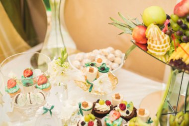 Enfes ve lezzetli bir tatlı masası ve resepsiyonda kapkek fotoğrafları.