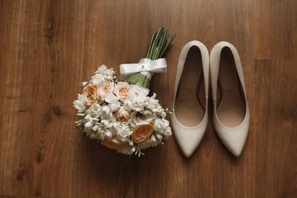 Чудовий розкішний весільний букет з взуттям різних квітів — стокове фото
