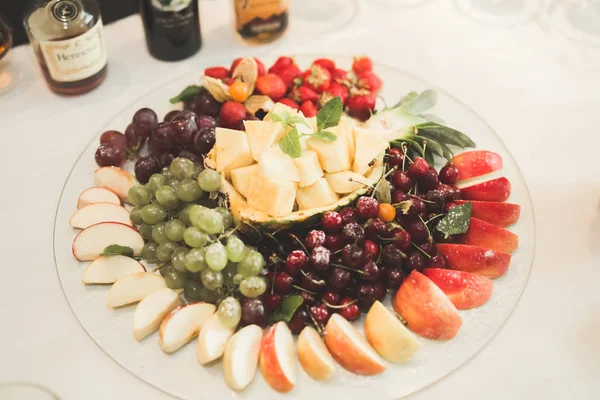 Buffet autêntico, frutas frescas variadas, bagas e citrinos. Preparação para o menu criativo de design — Fotografia de Stock