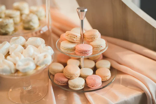Francês doce colorido macarons fundo, close up — Fotografia de Stock