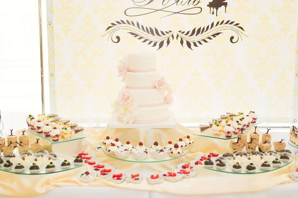Lahodný a chutný dezertní stůl s cupcakes záběry na recepci detailní up — Stock fotografie