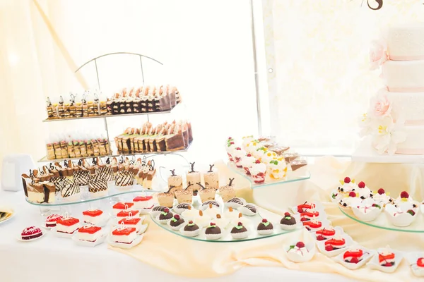 Verschillende soorten gebakken snoep op een buffet — Stockfoto