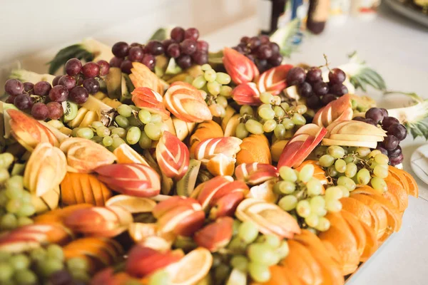 Çeşitli tatlı meyve büfesi masada dilimlenmiş.