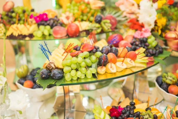婚礼自助餐桌上不同的新鲜水果 — 图库照片