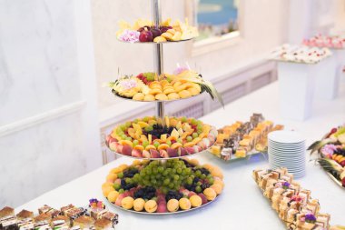 Çeşitli tatlı meyve büfesi masada dilimlenmiş.