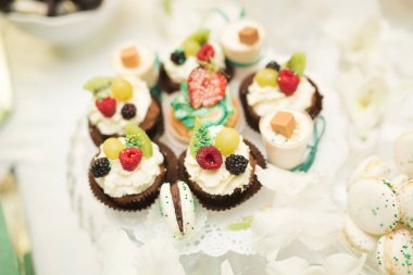 Çeşitli lezzetli tatlılar, yemek fikirleri ve kutlamalarla dolu bir büfe.