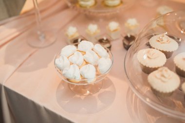 Çeşitli lezzetli tatlılar, yemek fikirleri ve kutlamalarla dolu bir büfe.