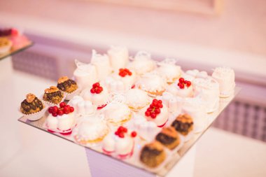 Lezzetli düğün resepsiyonu, tatlı masası.