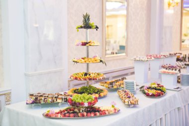 Enfes ve lezzetli bir tatlı masası ve resepsiyonda kapkek fotoğrafları.