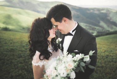 Güzel genç düğün gününde çift. Portraint yakın çekim