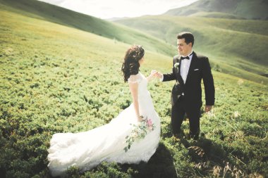 Güzel düğün çift, gelin ve damat, arka planda dağların aşık