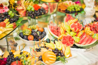 Otantik büfesi, çeşitli taze meyveler, çilek ve narenciye. Tasarım yaratıcı menüsü için hazırlık