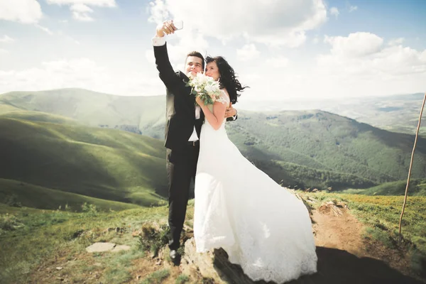 Eheleute auf dem Gipfel des Berges machen Selfie-Foto — Stockfoto