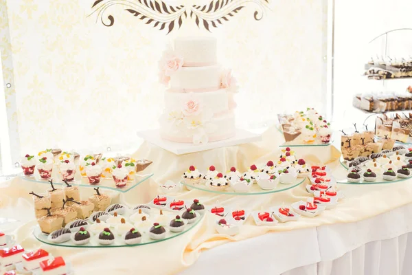 Delicious and tasty dessert table with cupcakes shots at reception closeup — Stock Photo, Image