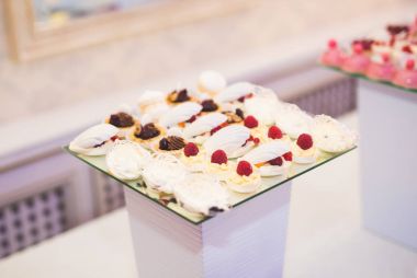 Çeşitli lezzetli tatlılar, yemek fikirleri ve kutlamalarla dolu bir büfe.