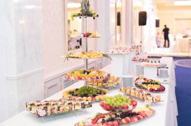 Lezzetli düğün resepsiyonu, tatlı masası.