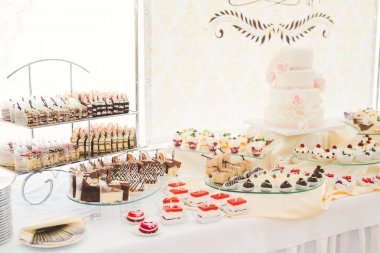 Bir büfe üzerinde pişmiş tatlı çeşitleri