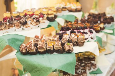 Enfes ve lezzetli bir tatlı masası ve resepsiyonda kapkek fotoğrafları.