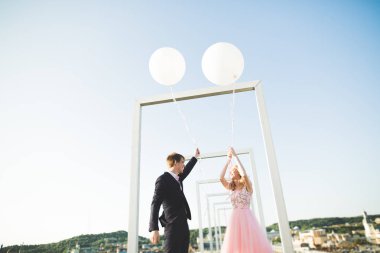Aşık erkek ve kadın açık havada birbirlerine kucaklayan