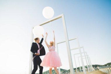 Sevgi dolu çift atlama ve eski şehir'in backgrounf ile çatı üzerinde gülümseyen