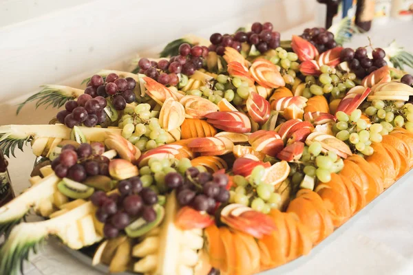 Frutos frescos diferentes na mesa do buffet de casamento — Fotografia de Stock