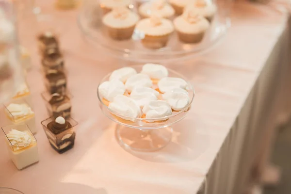 Вкусный и вкусный десертный стол с кексами выстрелы на прием крупным планом — стоковое фото