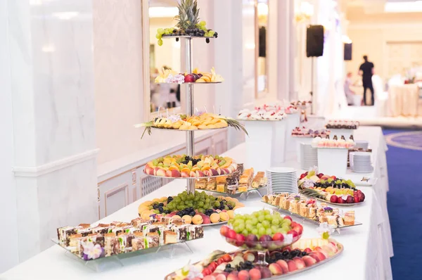 Lezzetli düğün resepsiyonu, tatlı masası.