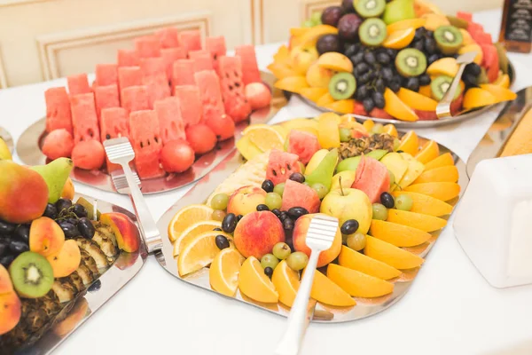 Autentico buffet, frutta fresca assortita, frutti di bosco e agrumi. Preparazione per il menu creativo di design — Foto Stock