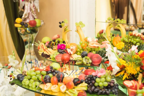 Divers fruits tranchés sucrés sur une table buffet — Photo