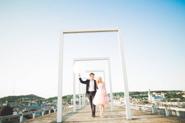 Sevgi dolu birkaç arka plan üzerinde batan güneşin. Yeni evli. Gün batımında yürümek