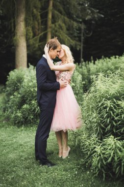 Genç çift eğleniyor ve güzel doğanın tadını çıkarıyor.