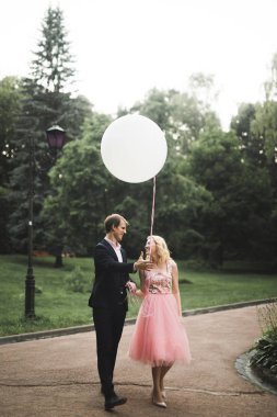 Sevgi dolu birkaç arka plan üzerinde batan güneşin. Yeni evli. Gün batımında yürümek