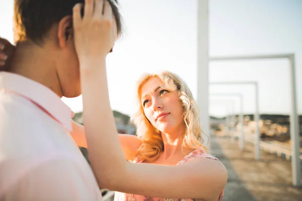 Gros plan portrait de couple souriant heureux en amour posant sur le toit avec de grosses boules. Paysage ville — Photo