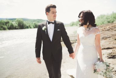 Gelin ve damat el ele tutuşuyor.