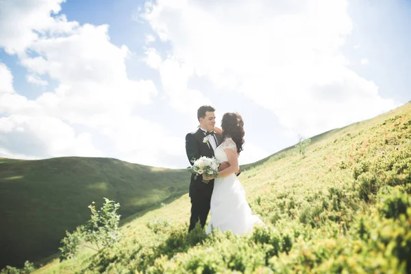 Linda noiva linda posando para noivo e se divertindo, cerimônia de luxo em montanhas com vista incrível, espaço para texto, casal de casamento — Fotografia de Stock