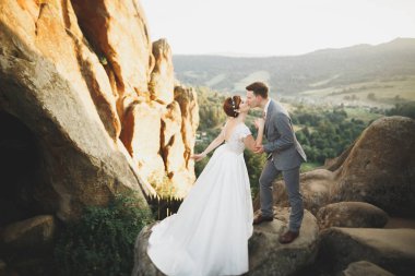 Güzel düğün çift, gelin ve damat, arka planda dağların aşık