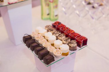 Bir büfe üzerinde pişmiş tatlı çeşitleri