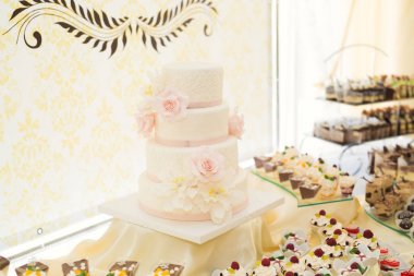 Bir büfe üzerinde pişmiş tatlı çeşitleri