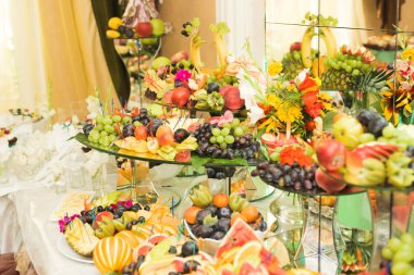 Düğün büfesinde farklı taze meyveler.