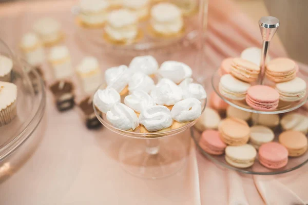Diferentes tipos de doces assados em um buffet — Fotografia de Stock
