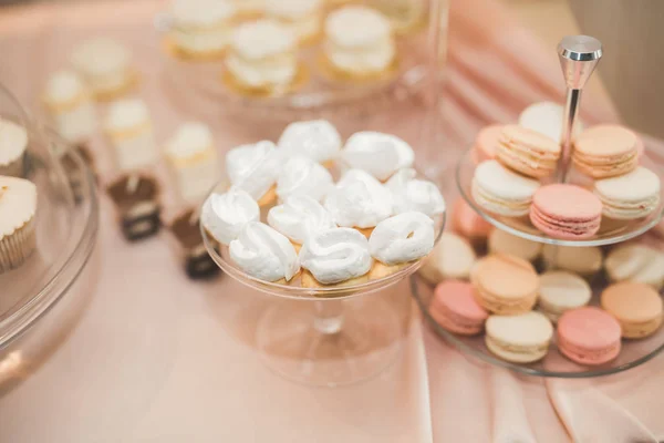 Verschiedene Arten von gebackenen Süßigkeiten auf einem Buffet — Stockfoto