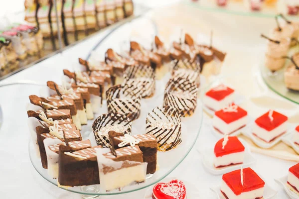 Buffet met een verscheidenheid aan heerlijke zoetigheden, voedsel ideeën, feest — Stockfoto