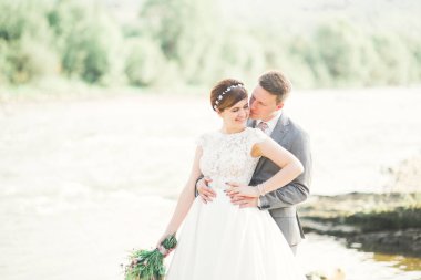 Gelin ve damat el ele tutuşuyor.