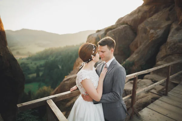 Splendida sposa e sposo elegante a piedi al paesaggio soleggiato, coppia di nozze, montagne cerimonia di lusso con vista incredibile, spazio per il testo — Foto Stock