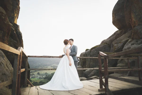 美しい風景の上に滞在結婚式のカップルをキス — ストック写真