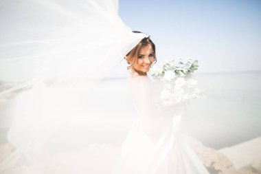 Güzel arka plan denize sıfır poz beyaz gelinlikle çok güzel gelin