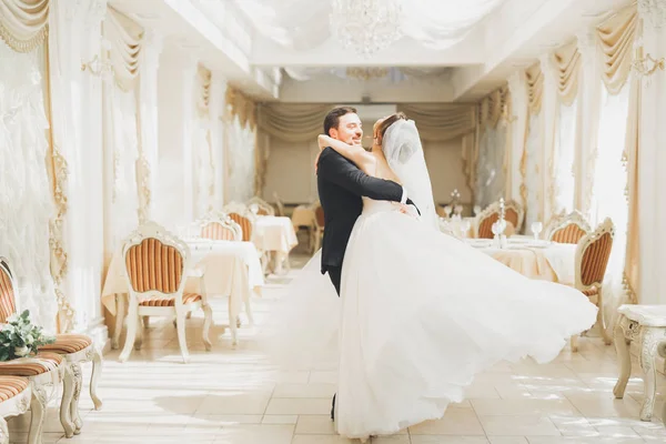 Pareja romántica bailando y besándose en su boda —  Fotos de Stock